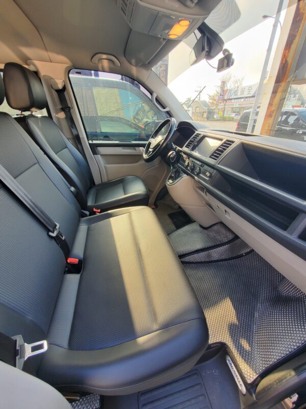 Volkswagen Caravelle seats